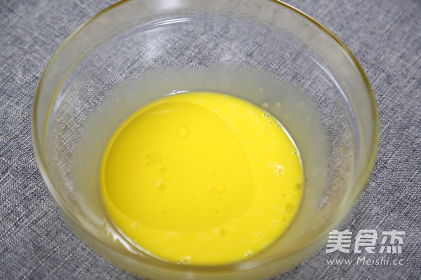 原味戚风纸杯蛋糕的做法步骤:2