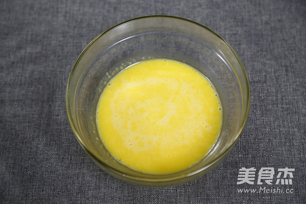 原味戚风纸杯蛋糕的做法步骤:3