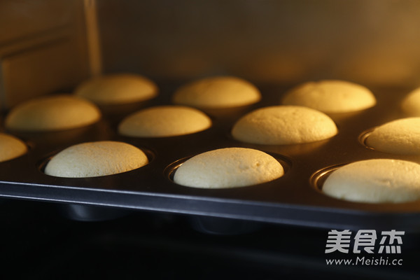 原味戚风纸杯蛋糕的做法步骤:12