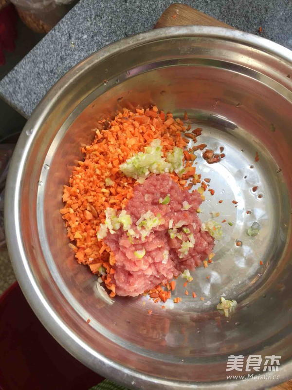 胡萝卜猪肉包子的做法步骤:2
