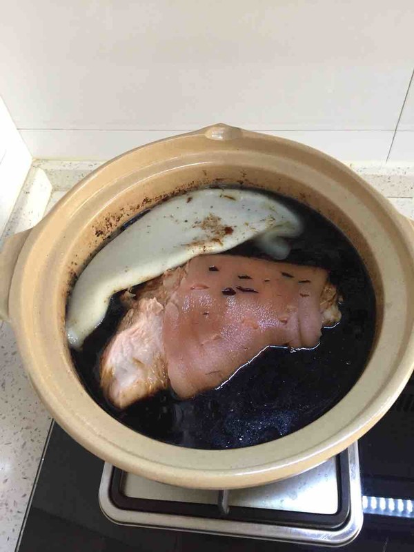 卤肘子，红烧肘子的做法步骤：1