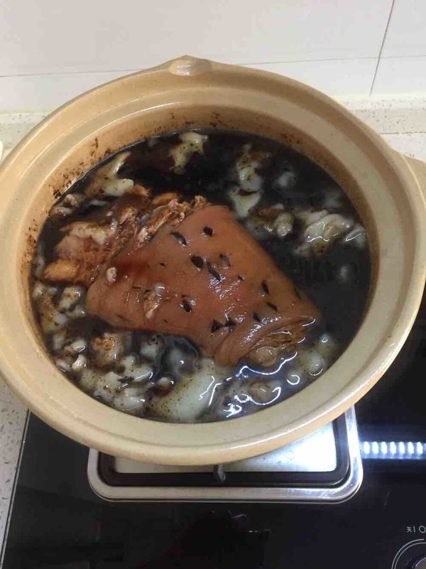 卤肘子，红烧肘子的做法步骤：2