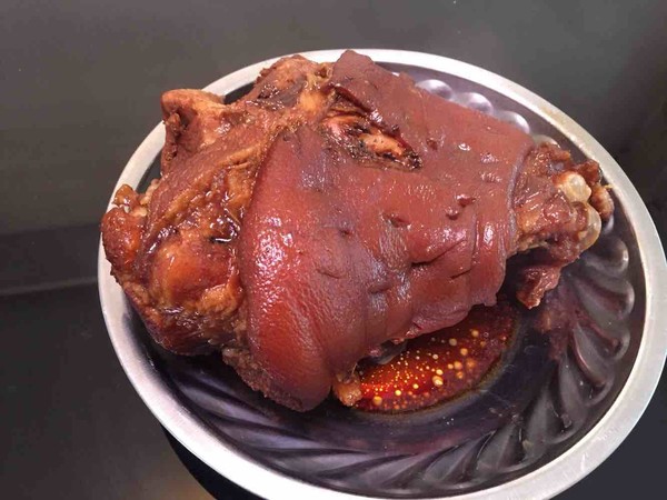卤肘子，红烧肘子的做法步骤：5