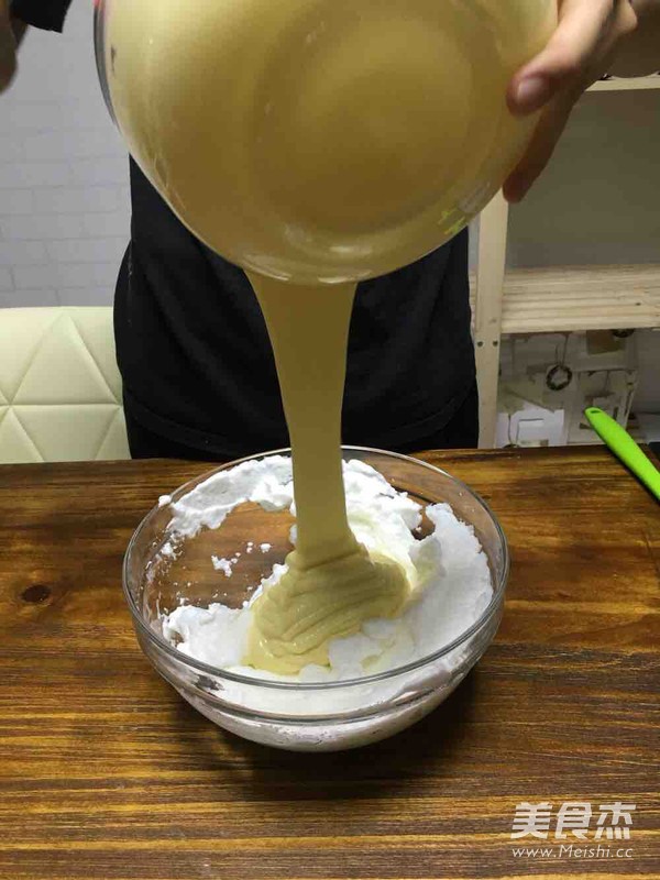 基础戚风蛋糕(附常见问题解答)的做法步骤:16