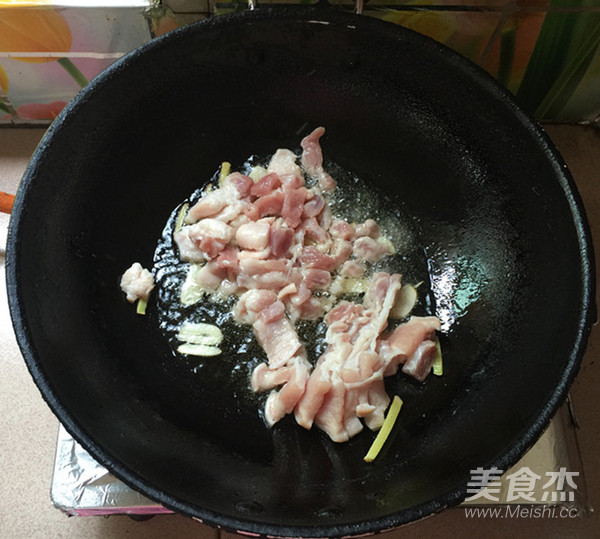 五花肉炒辣白菜盖饭的做法步骤:5