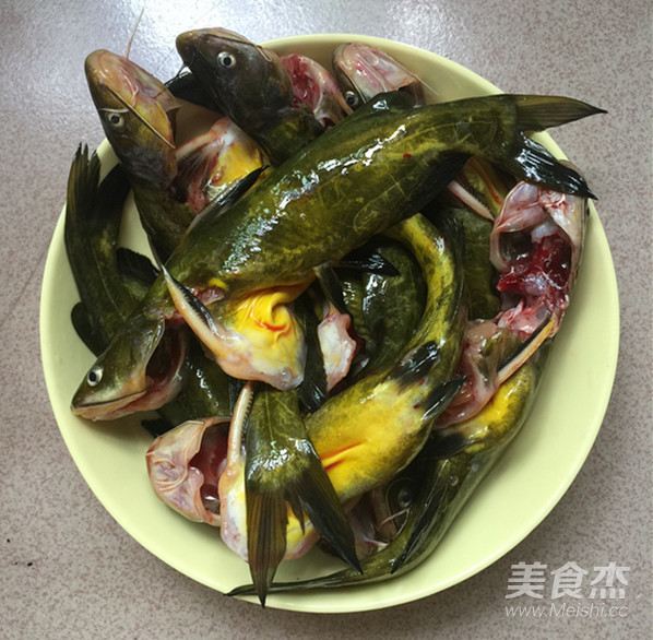 黄骨鱼炖豆腐的做法步骤：1