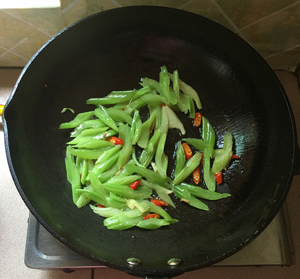 芹菜炒卤牛肉的做法步骤：7