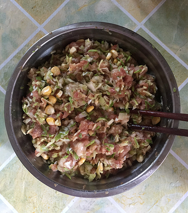 西葫芦肉馅蒸饺的做法步骤:13