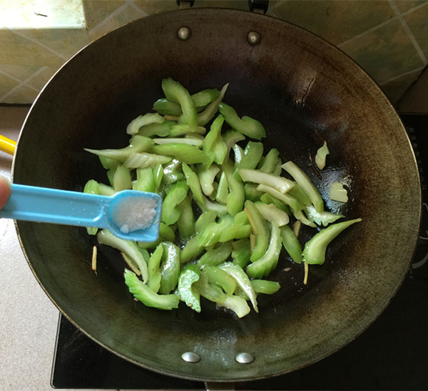 芹菜炒瘦肉的做法步骤：8