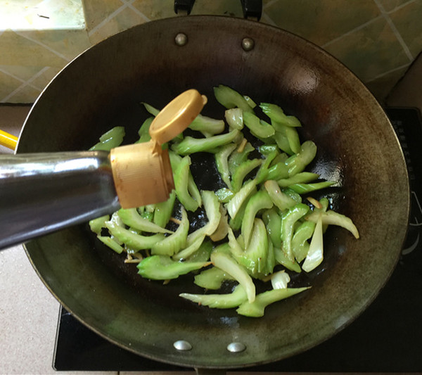 芹菜炒瘦肉的做法步骤：9