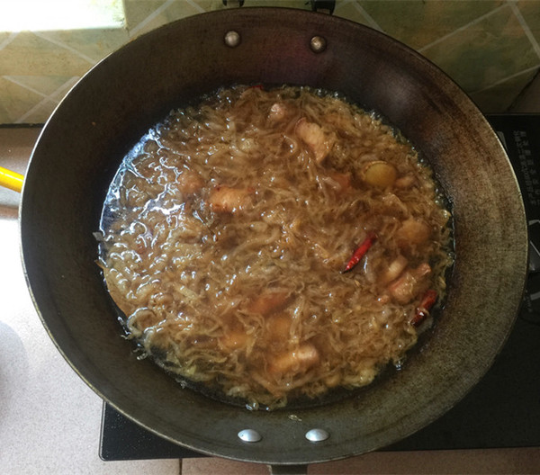 五花肉炖酸菜冻豆腐的做法步骤：10