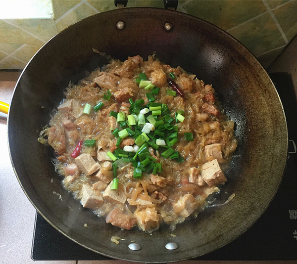 五花肉炖酸菜冻豆腐的做法步骤：14