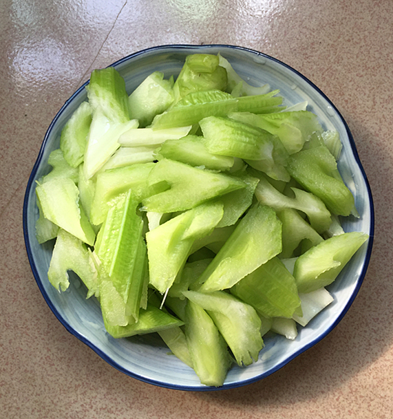 芹菜炒豆干的做法步骤：3