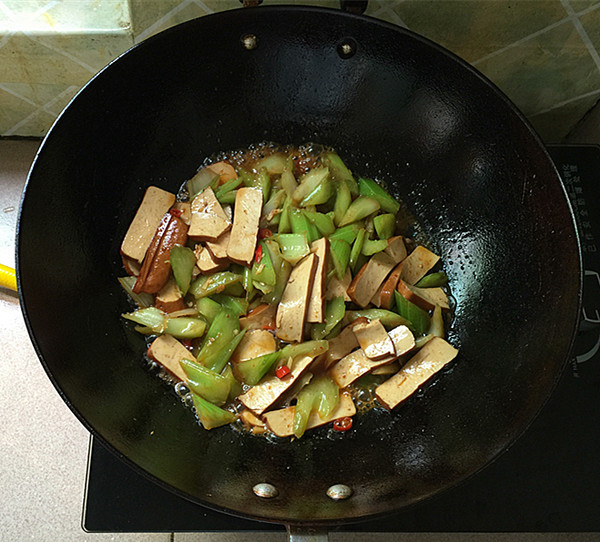 芹菜炒豆干的做法步骤：10