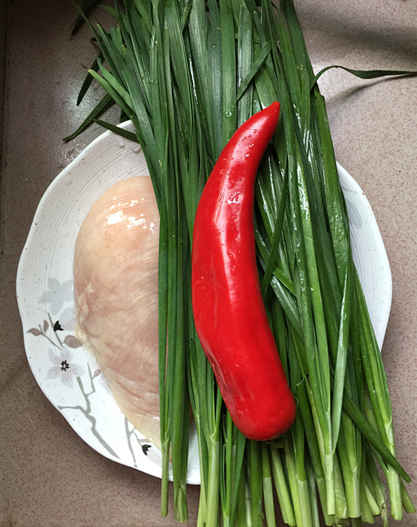 韭菜炒鸡胸肉的做法步骤：1