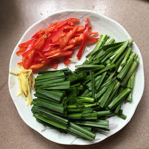韭菜炒鸡胸肉的做法步骤:3
