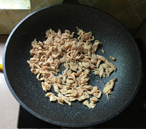 韭菜炒鸡胸肉的做法步骤:5