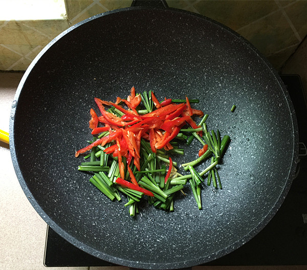 韭菜炒鸡胸肉的做法步骤:7