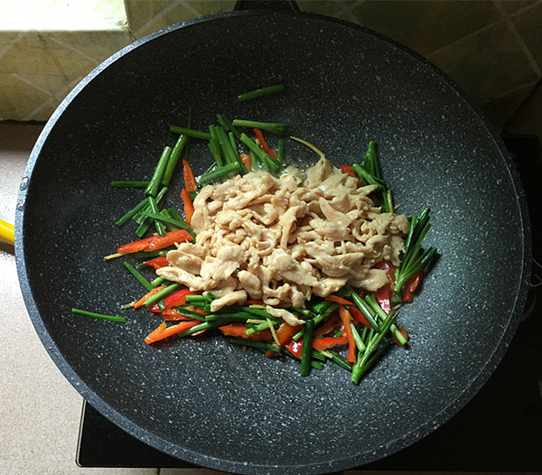 韭菜炒鸡胸肉的做法步骤:9