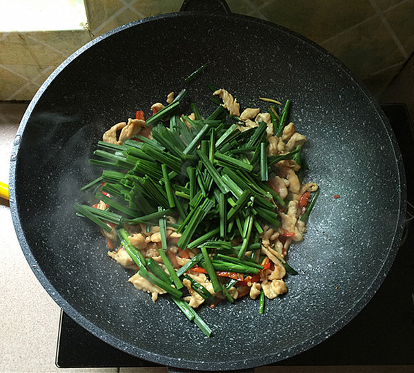 韭菜炒鸡胸肉的做法步骤:11