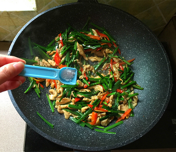 韭菜炒鸡胸肉的做法步骤:12