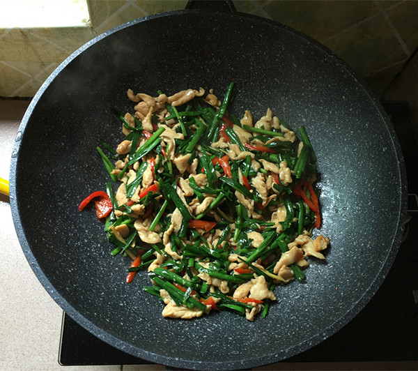 韭菜炒鸡胸肉的做法步骤:13
