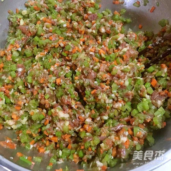 芹菜牛肉水饺的做法步骤：2