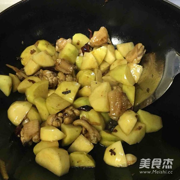 土豆炖鸡块的做法步骤：5