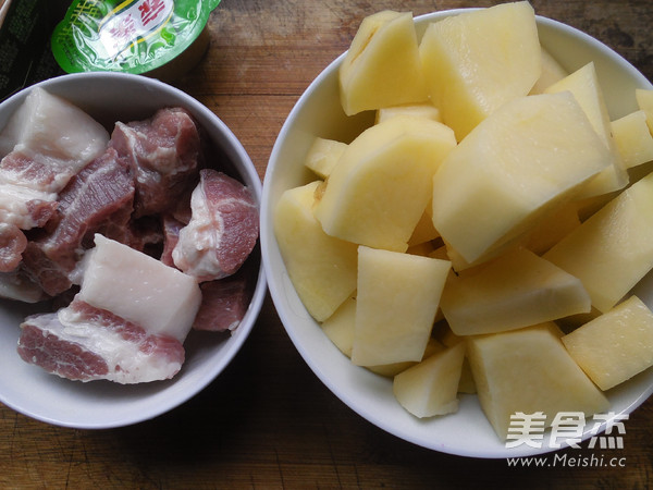 红烧肉炖土豆的做法步骤：1