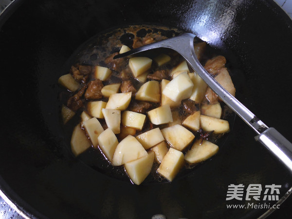 红烧肉炖土豆的做法步骤:5