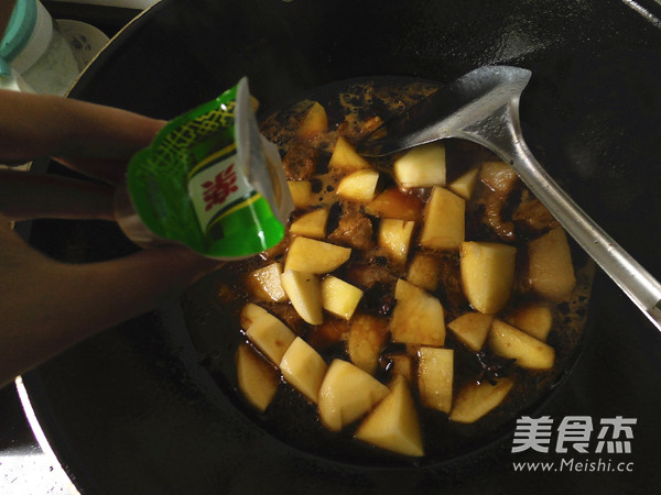 红烧肉炖土豆的做法步骤:6