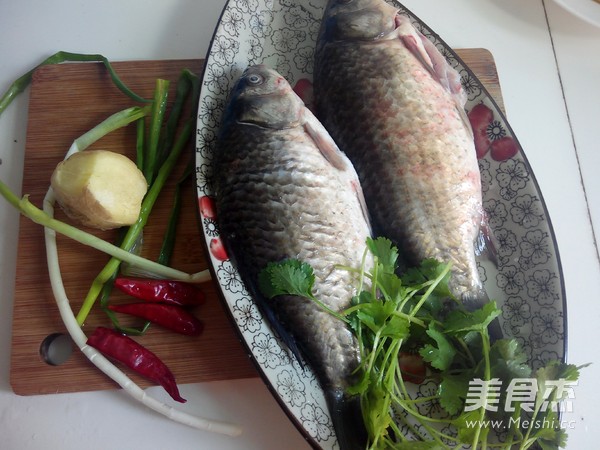 红烧鲫鱼的做法步骤：1