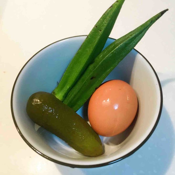酸黄瓜秋葵鸡蛋炒饭的做法步骤：2