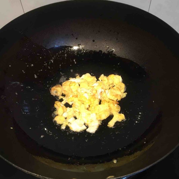 酸黄瓜秋葵鸡蛋炒饭的做法步骤：4