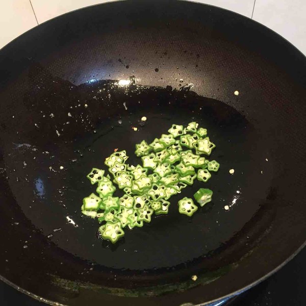 酸黄瓜秋葵鸡蛋炒饭的做法步骤：5