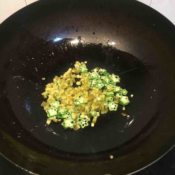 酸黄瓜秋葵鸡蛋炒饭的做法步骤：6