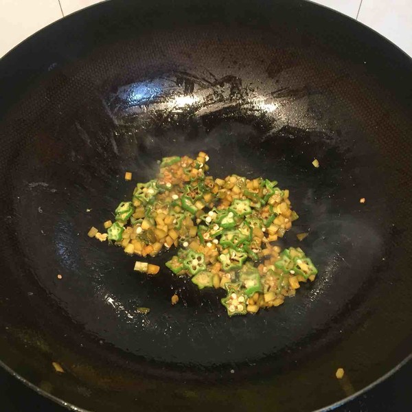 酸黄瓜秋葵鸡蛋炒饭的做法步骤：7