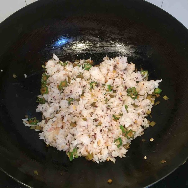 酸黄瓜秋葵鸡蛋炒饭的做法步骤：8