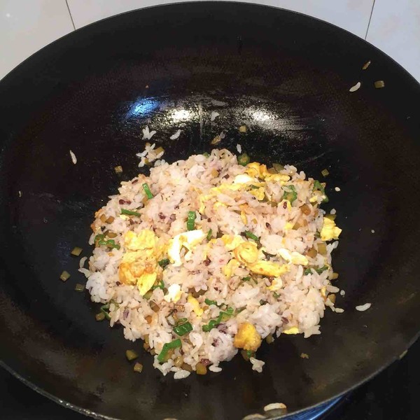 酸黄瓜秋葵鸡蛋炒饭的做法步骤：9
