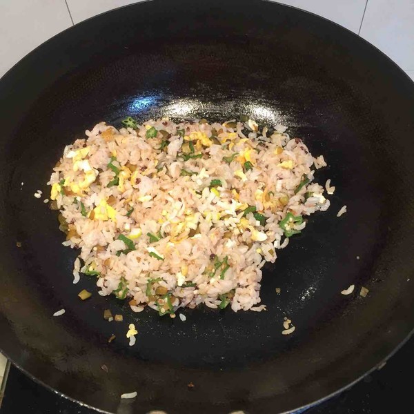 酸黄瓜秋葵鸡蛋炒饭的做法步骤：10
