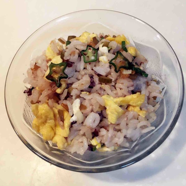 酸黄瓜秋葵鸡蛋炒饭的做法步骤：11