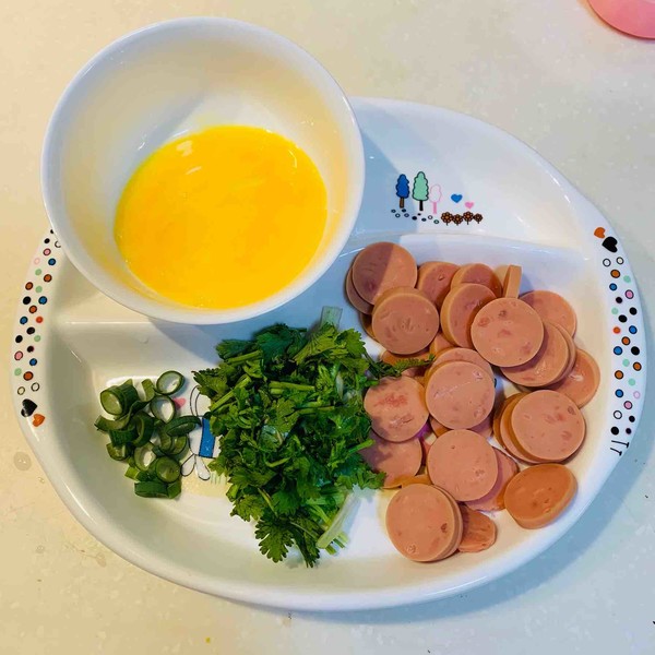 火腿肠鸡蛋炒面的做法步骤:2