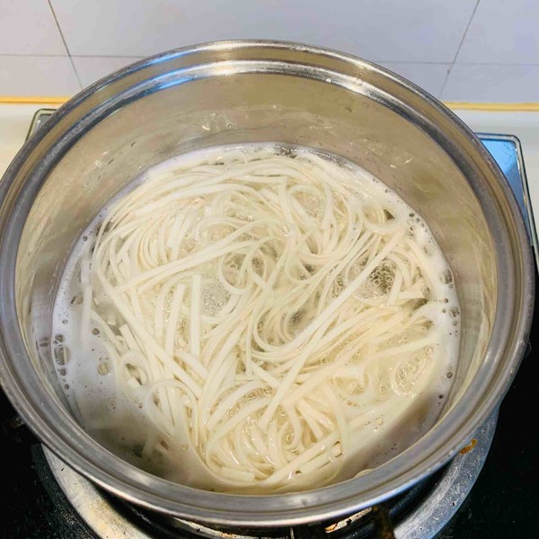 火腿肠鸡蛋炒面的做法步骤:3