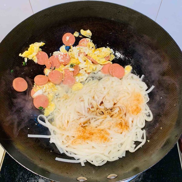 火腿肠鸡蛋炒面的做法步骤:7
