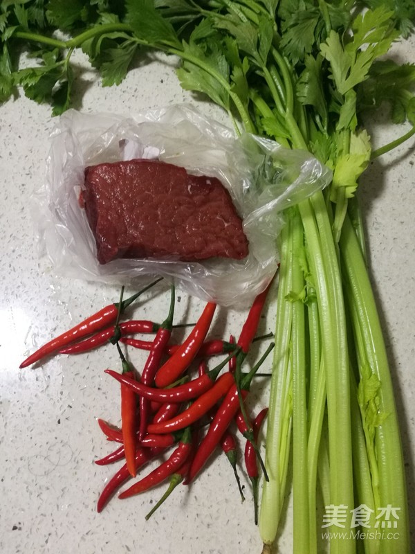 芹菜炒牛肉（砂锅版）的做法步骤：1