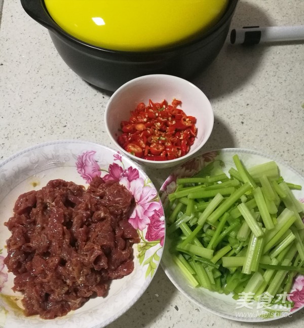 芹菜炒牛肉（砂锅版）的做法步骤：5