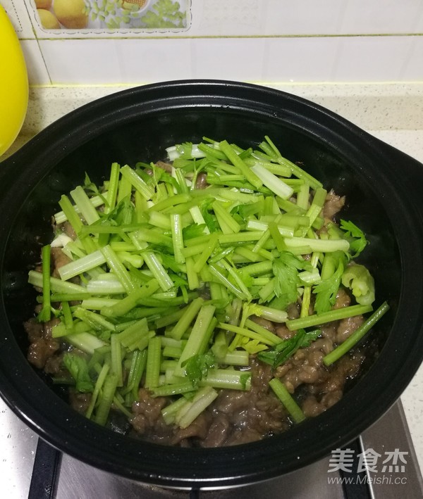 芹菜炒牛肉（砂锅版）的做法步骤：10