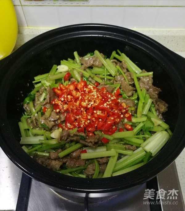 芹菜炒牛肉（砂锅版）的做法步骤：11