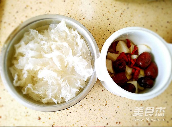雪梨银耳汤的做法步骤：3