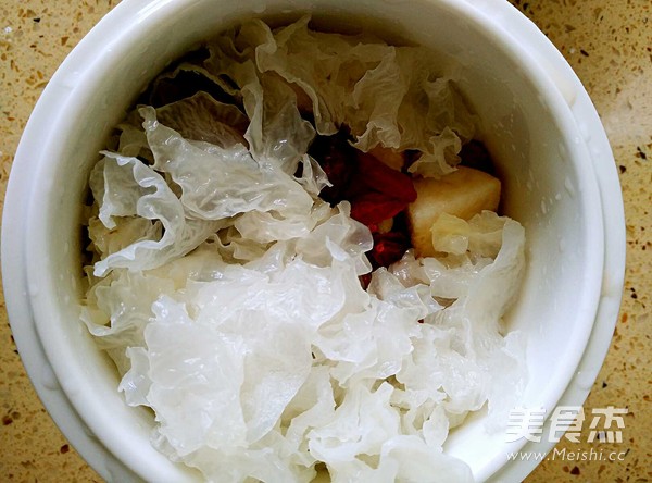 雪梨银耳汤的做法步骤：3